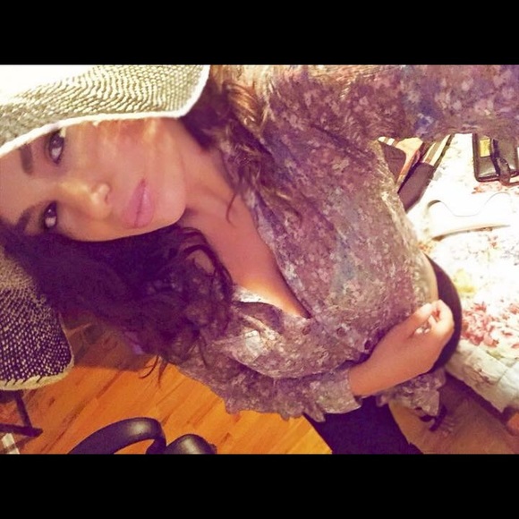 ✨ Meet your Posh Ambassador! ✨ - Picture 2 of 4